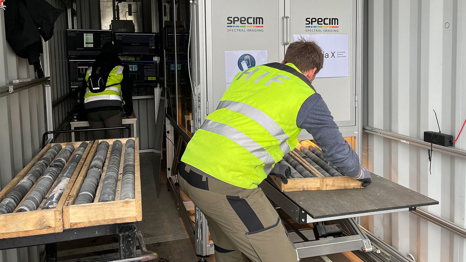 Real-time mineral mapping from drill cores with hyperspectral imaging